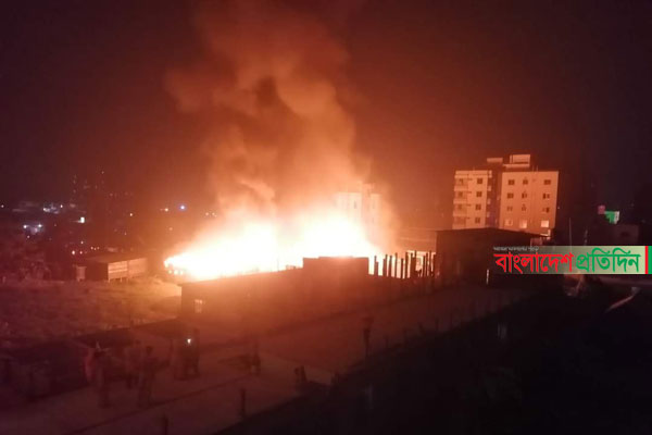 নারায়ণগঞ্জে ভয়াবহ অগ্নিকাণ্ড, নিয়ন্ত্রণে ৭ ইউনিট