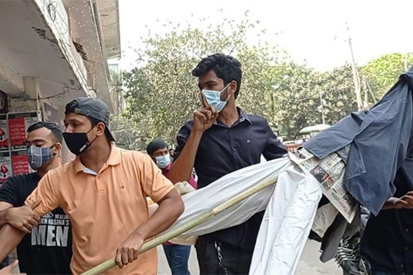মোদির কুশপুত্তলিকা নিয়ে পালাল ছাত্রলীগ