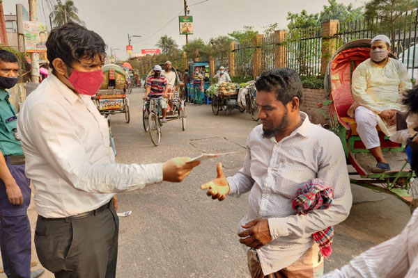 মাস্ক না পরায় ঢাকায় ১০৬ জনকে জরিমানা

