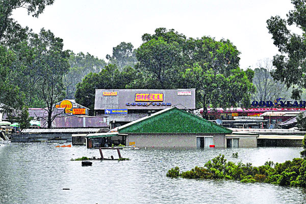 অস্ট্রেলিয়ায় শত বছরের ভয়াবহ বন্যা