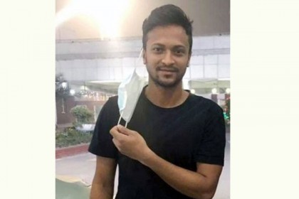 আলোচনার মধ্যেই দেশে ফিরলেন সাকিব