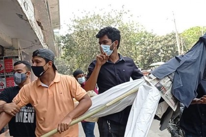 মোদির কুশপুত্তলিকা নিয়ে পালাল ছাত্রলীগ