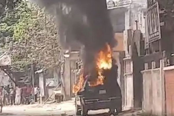 ব্যবসায়ীকে প্রকাশ্যে গুলি করে হত্যা, আওয়ামী লীগ নেতার গাড়িতে আগুন 

