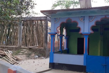 সেই মসজিদ পুনর্নির্মাণ কাজে বাধা না দেয়ার আশ্বাস বিএসএফ’র