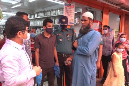 মাস্ক না পরায় বরিশালে ৩০ ব্যক্তি ও এক প্রতিষ্ঠানকে জরিমানা