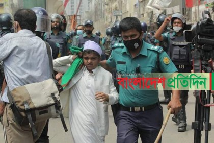 মতিঝিলে শাপলা চত্বর এলাকায় বিক্ষোভ থেকে ‘শিশুবক্তা’ রফিকুল আটক