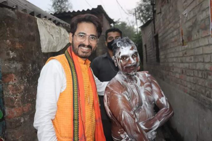 পশ্চিমবঙ্গ নির্বাচন: প্রচারে বেরিয়ে সোজা বাথরুমে হিরণ!