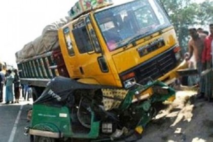 চট্টগ্রামে ট্রাক-অটোরিকশার সংঘর্ষে নিহত ৩