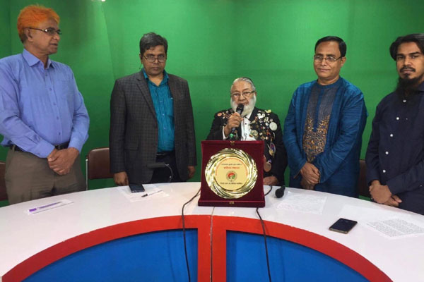 স্বাধীনতা সংগ্রামে অবদানের জন্য নূরুল কাদিরকে সম্মাননা 