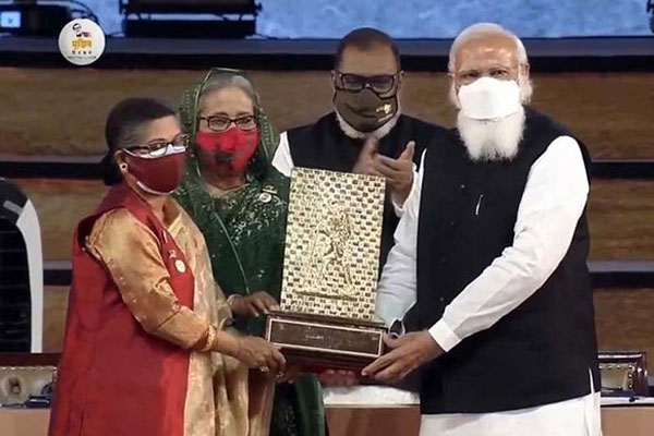 বঙ্গবন্ধুর গান্ধী পুরস্কার গ্রহণ করলেন শেখ রেহানা