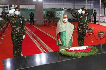 বঙ্গবন্ধুর প্রতিকৃতিতে প্রধানমন্ত্রীর শ্রদ্ধা