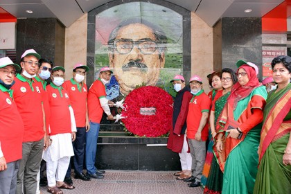 স্বাধীনতার সুবর্ণজয়ন্তীতে বঙ্গবন্ধুর প্রতিকৃতিতে রূপালী ব্যাংকের শ্রদ্ধা