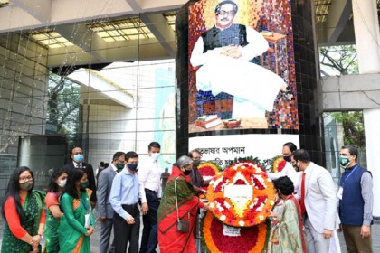 স্বাধীনতার সুবর্ণজয়ন্তীতে বঙ্গবন্ধুর প্রতি জাতীয় বাস্তবায়ন কমিটির শ্রদ্ধা


