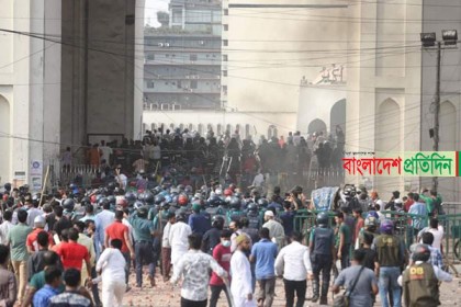 বায়তুল মোকাররমে দফায় দফায় সংঘর্ষ, রণক্ষেত্র পুরো এলাকা 

