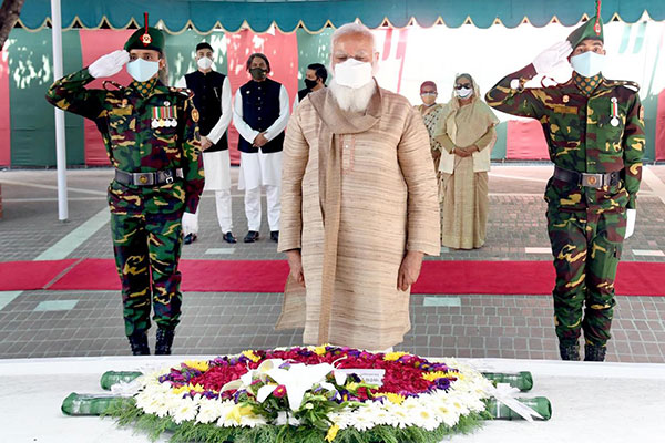 টুঙ্গিপাড়ায় বঙ্গবন্ধুর সমাধিতে নরেন্দ্র মোদির শ্রদ্ধা  