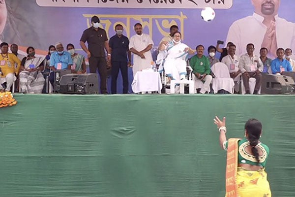 এক শটেই বিজেপিকে মাঠের বাইরে বের করে দেব : মমতা