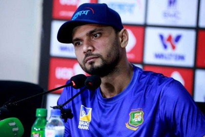 মনে হয়, নিজের জুতো বেঁধে গলায় ঝুলিয়ে হেঁটে বেড়াই: মাশরাফি

