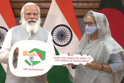 শেখ হাসিনা ও নরেন্দ্র মোদির মধ্যে উপহার বিনিময়