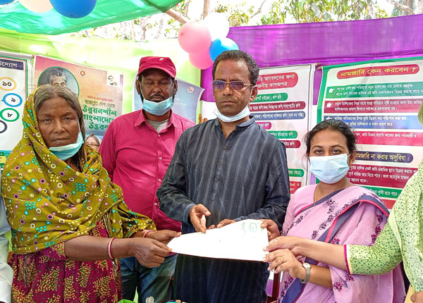 প্রধানমন্ত্রীর আশ্রয়ণ প্রকল্পে জমি দিলেন মমতাজ বেওয়া