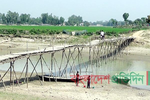 অর্ধ-শতাধিক গ্রামের মানুষের ভরসা বাঁশের সাঁকো