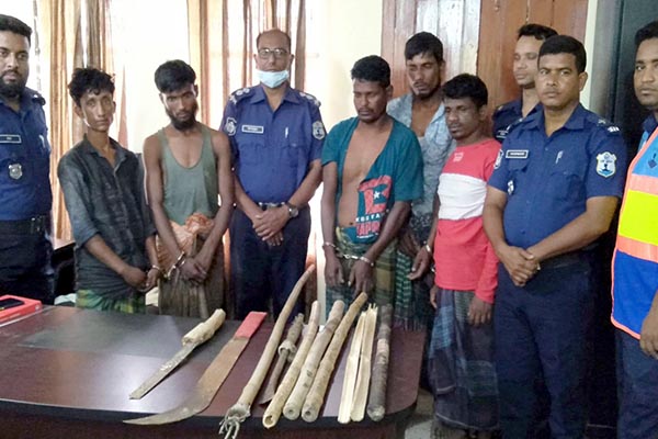 বঙ্গোপসাগর থেকে দেশীয় অস্ত্রসহ ৫ জলদস্যু গ্রেফতার