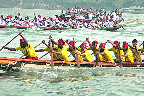 বরিশালে বর্ণাঢ্য নৌকা বাইচ
