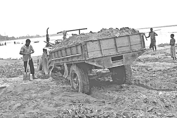 যমুনায় বালু উত্তোলনে হুমকির মুখে ছয় গ্রাম