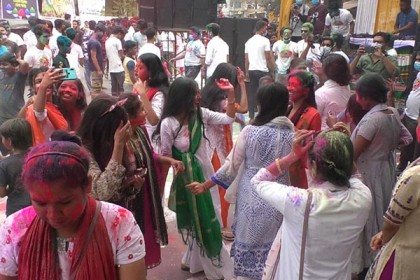 বরিশালে দোল উৎসব অনুষ্ঠিত