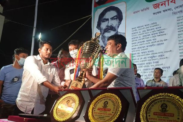 নোয়াখালীতে গোল্ডকাপ ব্যাডমিন্টন টুর্নামেন্টের পুরস্কার বিতরণী অনুষ্ঠিত 