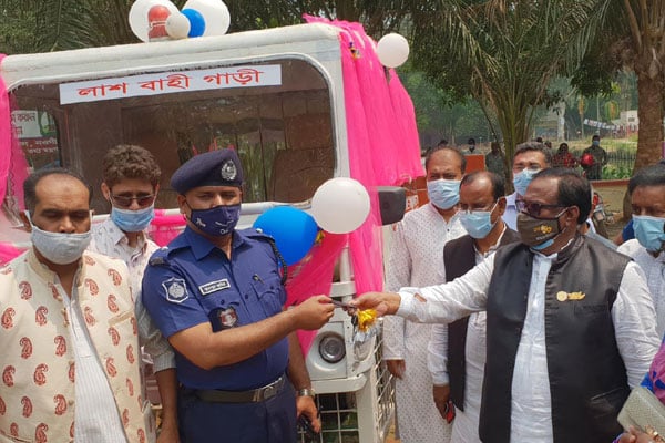 নিয়ামতপুর থানায় লাশ বহনের গাড়ি হস্তান্তর করলেন খাদ্যমন্ত্রী

