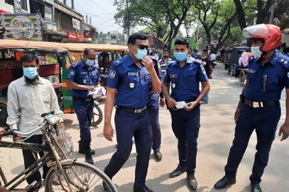মহেশপুরে পুলিশের মাস্ক বিতরণ 

