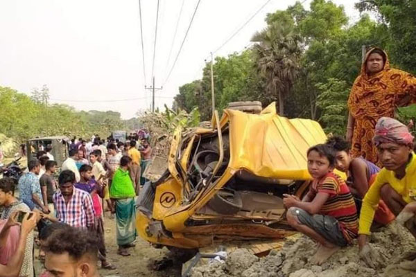 রাজবাড়ীতে ট্রেন-ট্রাকের সংঘর্ষে নিহত ২