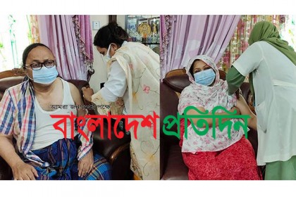 স্বপরিবারে করোনার টিকা নিলেন রাসিক মেয়র লিটন