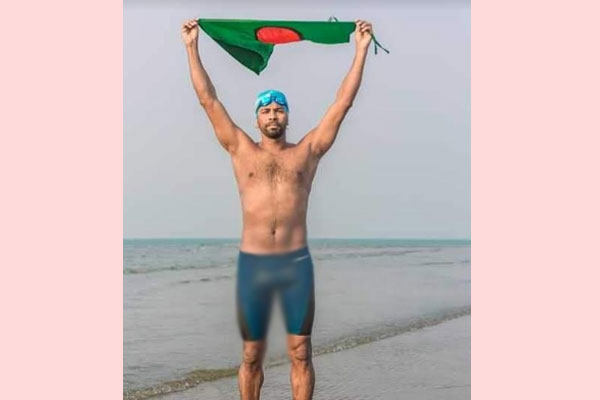 বাংলা চ্যানেল পাড়ি দিয়ে রেকর্ড গড়লেন ঢাবি’র রাসেল