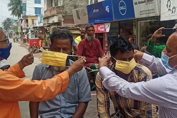 নেত্রকোনায় করোনাভাইরাস প্রতিরোধে মাস্ক বিতরণ