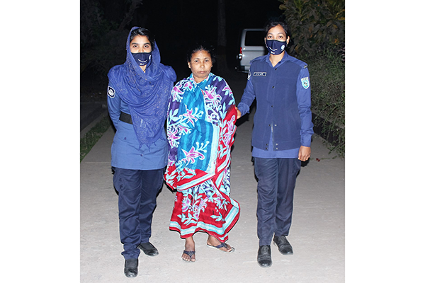 চিরিরবন্দরে ইয়াবাসহ নারী আটক 