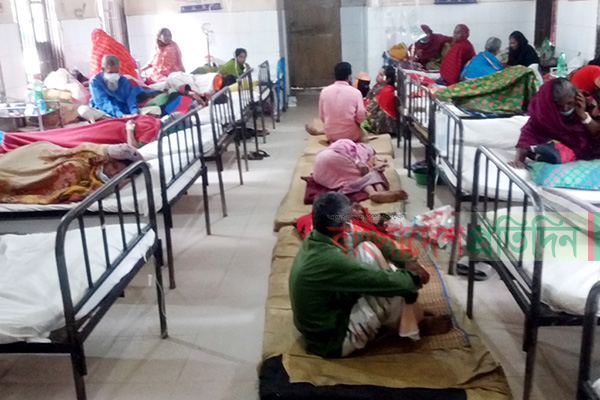 হাসপাতালে শয্যা সংকটের কারণে মেঝেতে রোগীরা