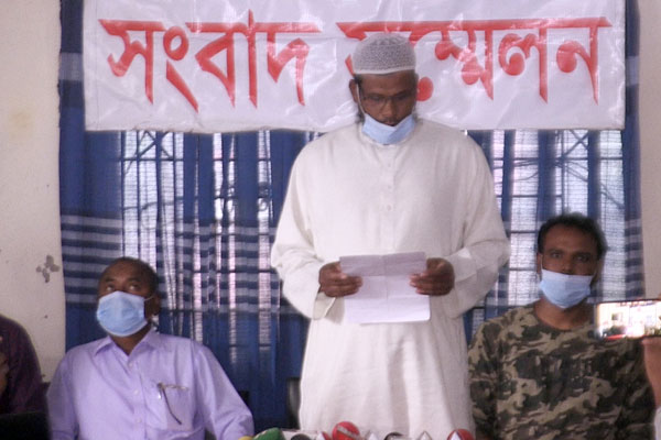 আওয়ামী লীগ নেতার বিরুদ্ধে
কৃষক লীগ নেতার সংবাদ সম্মেলন 
