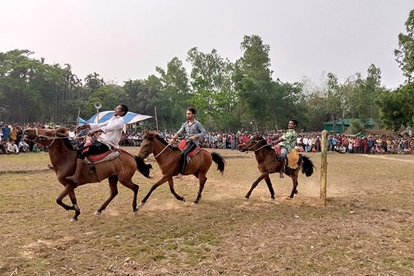 নালিতাবাড়ীতে ঐতিহ্যবাহী ঘোড়দৌড় প্রতিযোগিতা