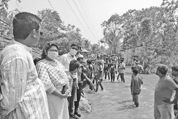 জোয়ারে বাঁধ ভেঙে সাতক্ষীরায় বিস্তীর্ণ এলাকা প্লাবিত