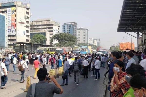 রাজধানীতে বাসে উঠতে না পেরে অফিসযাত্রীদের সড়ক অবরোধ-বিক্ষোভ