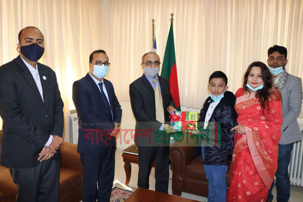 গ্রীসে বাংলাদেশি শিক্ষার্থীদের হাতে পৌঁছালো নতুন পাঠ্যপুস্তক 