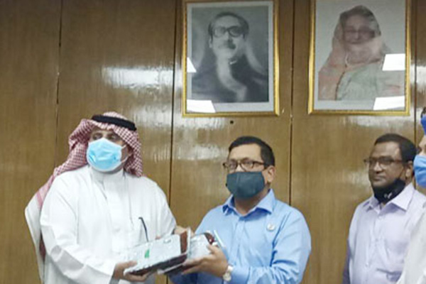 বিতরণের জন্য ৪০ টন খেজুর দিলো সৌদি সরকার 