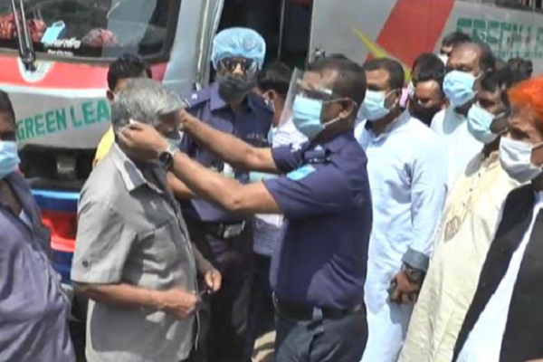 করোনা প্রতিরোধে টাঙ্গাইলে মাস্ক ও হ্যান্ড স্যানিটাইজার বিতরণ