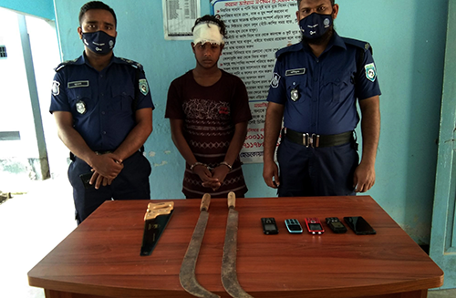 হাকিমপুরে দেশীয় অস্ত্রসহ ডাকাত সদস্য আটক
