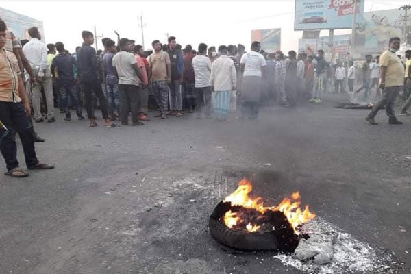 মাদারীপুরে সড়ক দুর্ঘটনায় ২ জন নিহত; মহাসড়ক অবরোধ