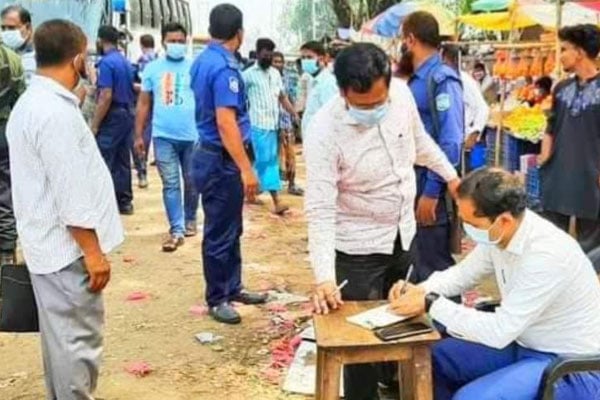 ফুলপুরে মাস্ক না পরায় ১০ জনকে জরিমানা