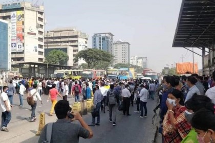 রাজধানীতে বাসে উঠতে না পেরে অফিসযাত্রীদের সড়ক অবরোধ-বিক্ষোভ
