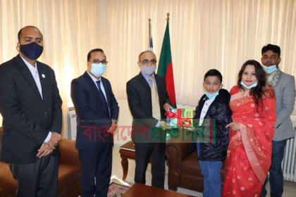 গ্রীসে বাংলাদেশি শিক্ষার্থীদের হাতে পৌঁছালো নতুন পাঠ্যপুস্তক 