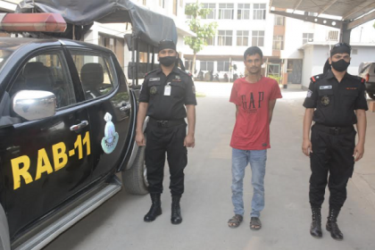 নারায়ণগঞ্জে দেশীয় অস্ত্রসহ ৯ মামলার আসামি গ্রেফতার